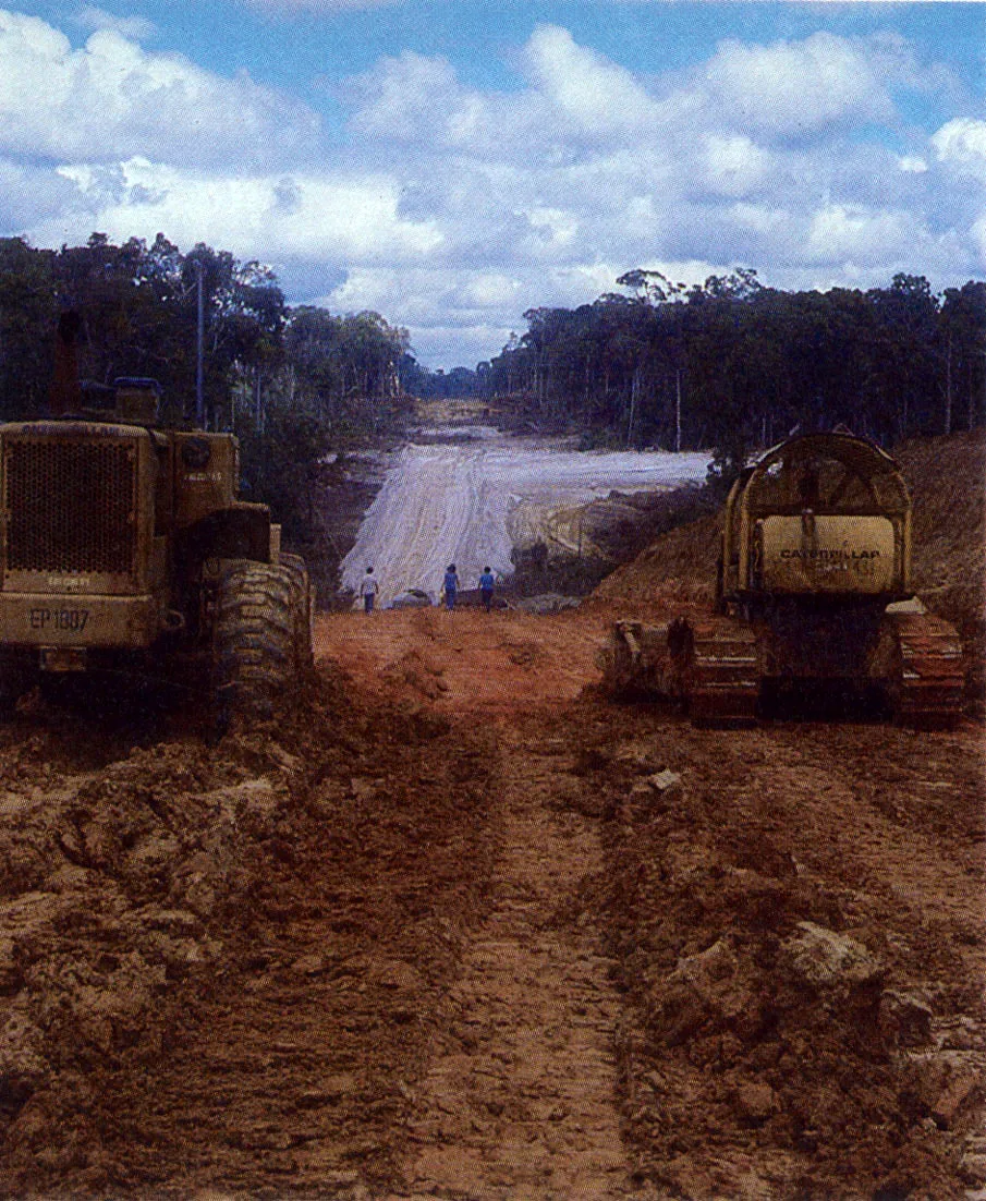 Construccin de carretera en las cercanas de Iquitos, Per. Con las carreteras amaznicas se busca estimular la colonizacin de regiones alejadas de las vegas de los ros, para fomentar conjuntos ms homogneos de poblamiento.  