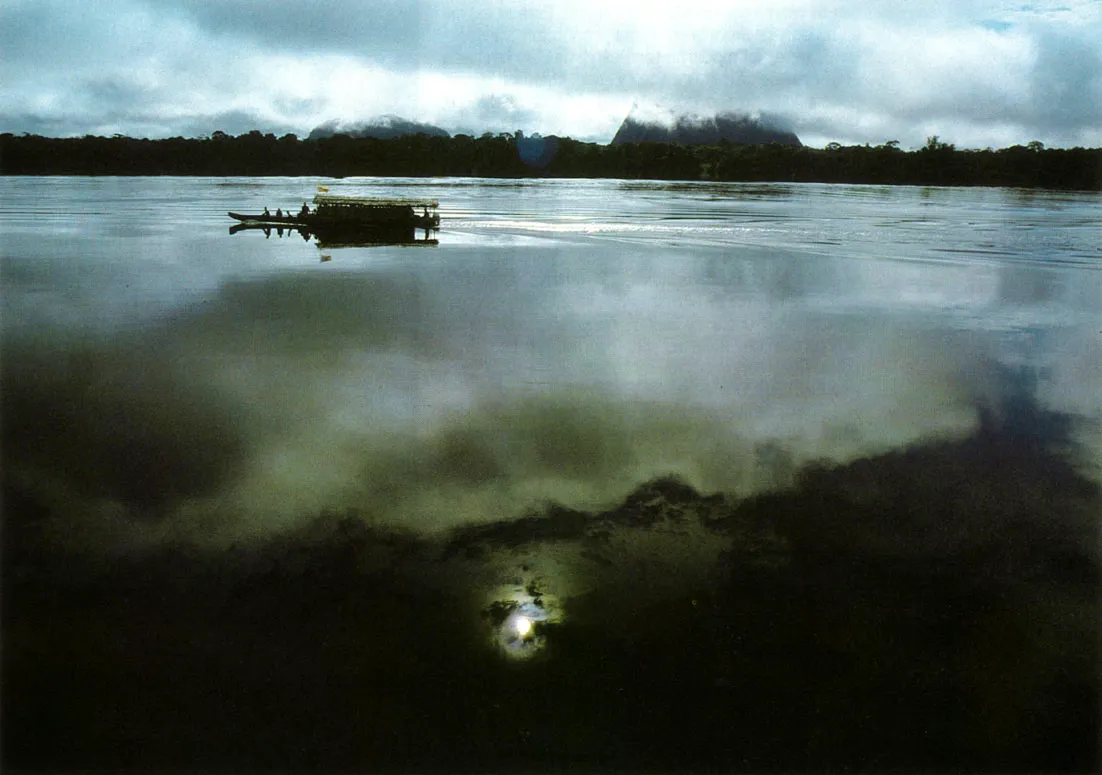 Sector del Río Negro en el Brasil, Amazonía norte. Al fondo, entre nubes bajas, se observan dos "montañas?islas" o inselbergs, núcleos crístalinos muy duros que, como la Piedra del Cocuy, han resistido prolongados procesos erosivos, sobresaliendo entre las planicies.