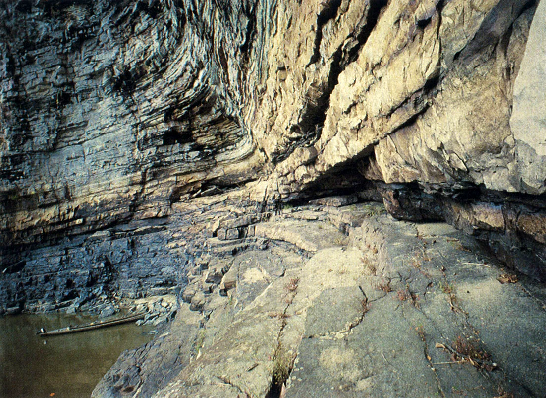 Diques de la formacin Piraparan (Era Precmbrica) atravesando el ro del mismo nombre, de aguas color mbar u Oscuras. 