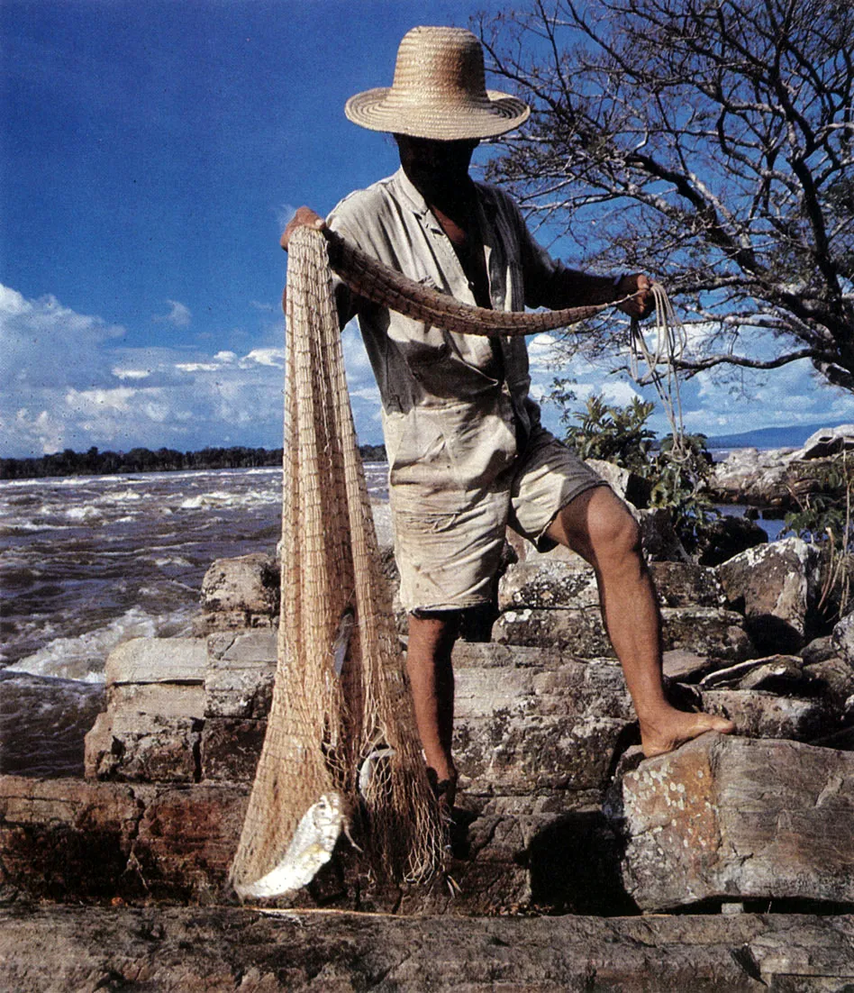 En los raudales de Crdoba, ro Caquet. Durante la subienda (pirasemo), los indgenas y los pobladores mgrantes tienden sus trampas y redes en estos lugares estratgicos para la pesca El uso de la atarraya proviene del interior del pas. 