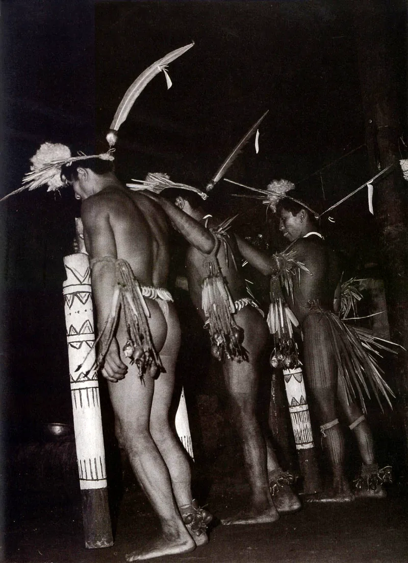 Los hombres realizaban rituales durante los cambios de estacin, cuando se producan modifimones en las ofertas y demandas ambientales. Estos rituales, ejecutados en el interior de las malocas, apuntaban  a mantener la armona con la naturaleza ya actualizar la contabilidad sobre el entorno. Los cantos formaban parte esencial de estos ejercicios, durante los cuales los hombres se adornaban con coronas de plumas y brazaletes con hierbas aromticas. Los bailes se realizaban al ritmo de bastones y sonajeros de cascabeles. 