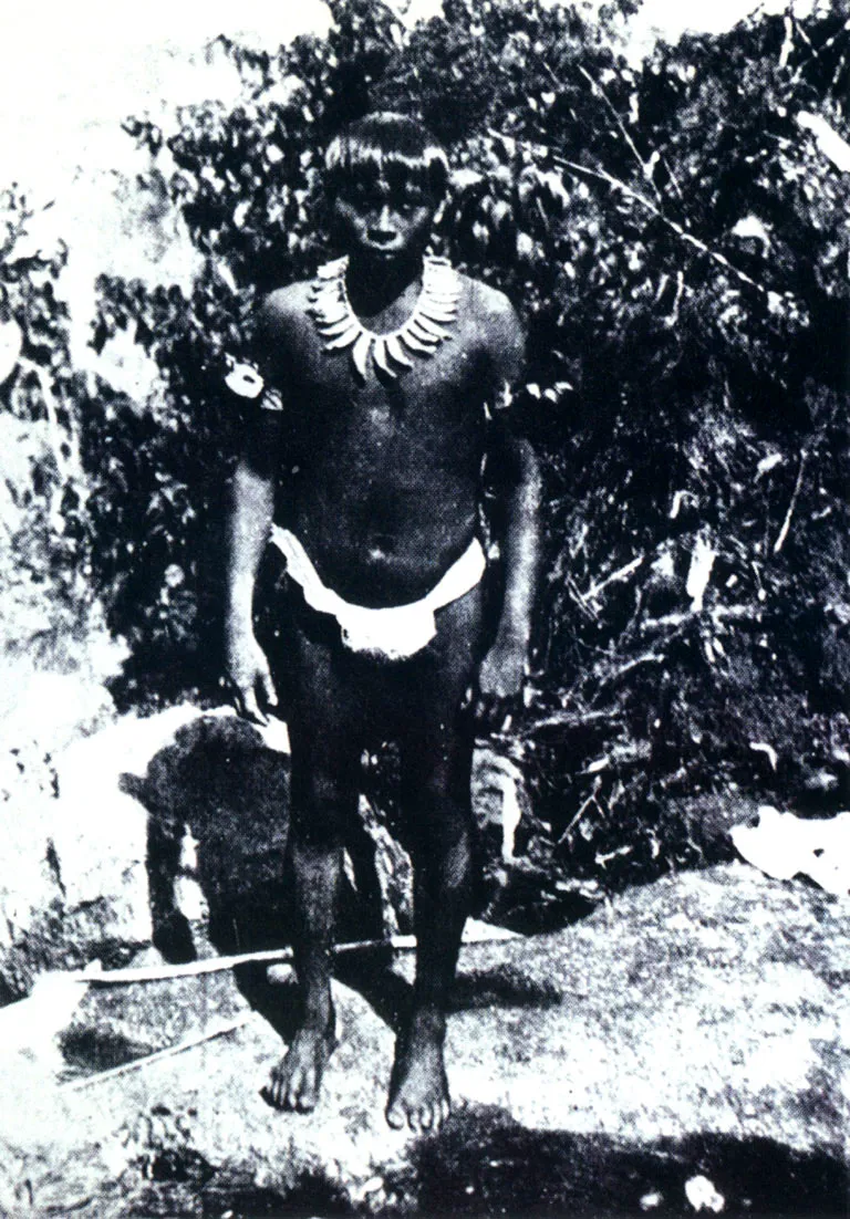 Indígena Witoto de comienzos de siglo. En la época, esta etnia poseía uno de los mayores volúmenes de población aborigen de la Amazonia colombiana. Resultaron, sin embargo, entre los más afectados demográfica y culturalmente, por las políticas aplicadas por las empresas caucheras.