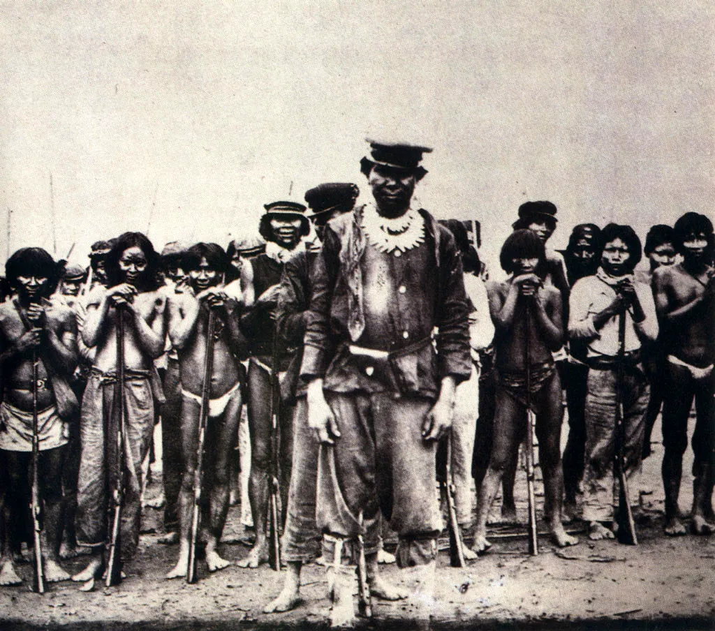 "Muchachos? indígenas (boys) al ser
vicio de la Casa Arana, con un capataz
al frente. Enganchados para aplicar
todo el poder coercitivo consustancial
al régimen esclavista de las explotacio
nes caucheras de la época, resultaban
eficientes en sus tareas de control de
las poblaciones aborígenes, por el co
noci . miento de sus lenguas y de sus
hábitos. Conformaban comisiones de
15 a 20 individuos armados.