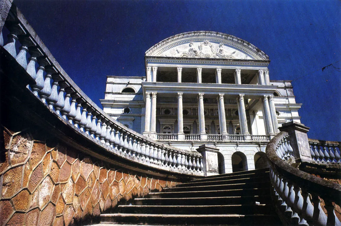 La Opera de Manaos, teatro construido
en el periodo de la bonanza cauchera,
La edificación, le van tada y decorada con
materiales traidos del exterior, y esce
nario de representaciones de los artis
tas más cotizados mundialmente en su
época, es símbolo de una etapa histó
rica que inició su declive con la caída del
precio internacional del caucho
amazónico: la fije oca
si . onada por la competencia de las plan ?
taciones inglesas de Hevea en Malasia
y Ceilán.