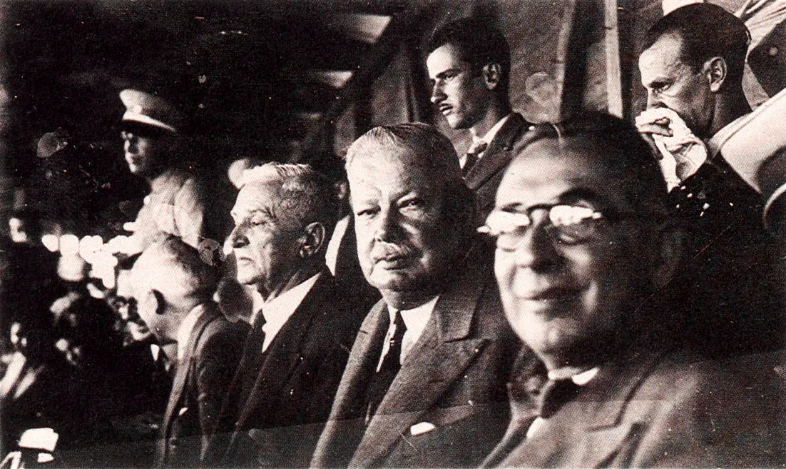 El general Alfredo Vásquez Cobo (centro), a quien el presidente Enrique Olaya Herrera nombrara comandante enjefe de la Expedición Militar al Amazonas (1932?1934), empresa que terminó por recuperar los territorios que legitimamente Pertenecían a Colombia. Alfonso López Fumarejo (derecha) influyó en la creación de un clima propicio para la solución final del conflicto. Con tal objetivo, y a título individual, visitó a comienzos de 1933 al mariscal Oscar Benavides, presidente del Perú, a quien había conocido en Londres
(Fotografía tomada durante la primera presidencia del doctor López Pumarejo?)
