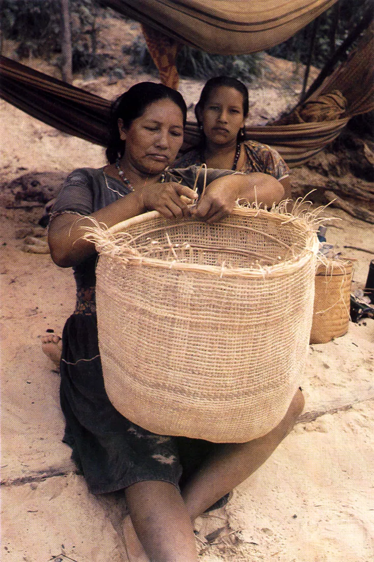 Indgenas Kurripako elaborando cestera durante el perodo de pesca y "tortugueo". Las pocas de desove de las tortugas generan grandes migraciones humanas a las playas de los ros. 