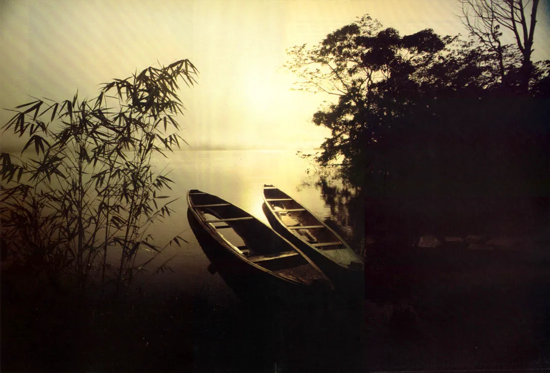 Calanoa, sitio de antigua estación cauchera, cercana a la frontera con el Brasil. en el río Caquetá. En el horizonte, entre brumas típicas del amanecer, se halla el más bajo de los raudales de esta corriente fluvial.