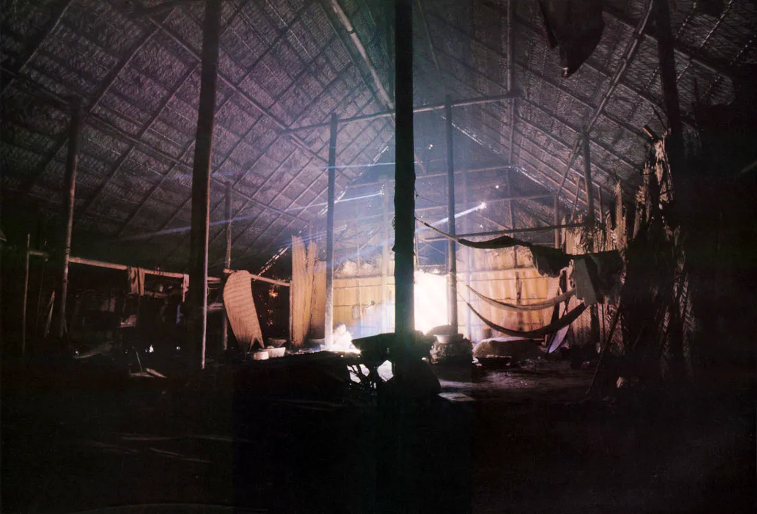 Interior de maloca Makuna en el área del río Comeyacá, afluente del Piraparaná.