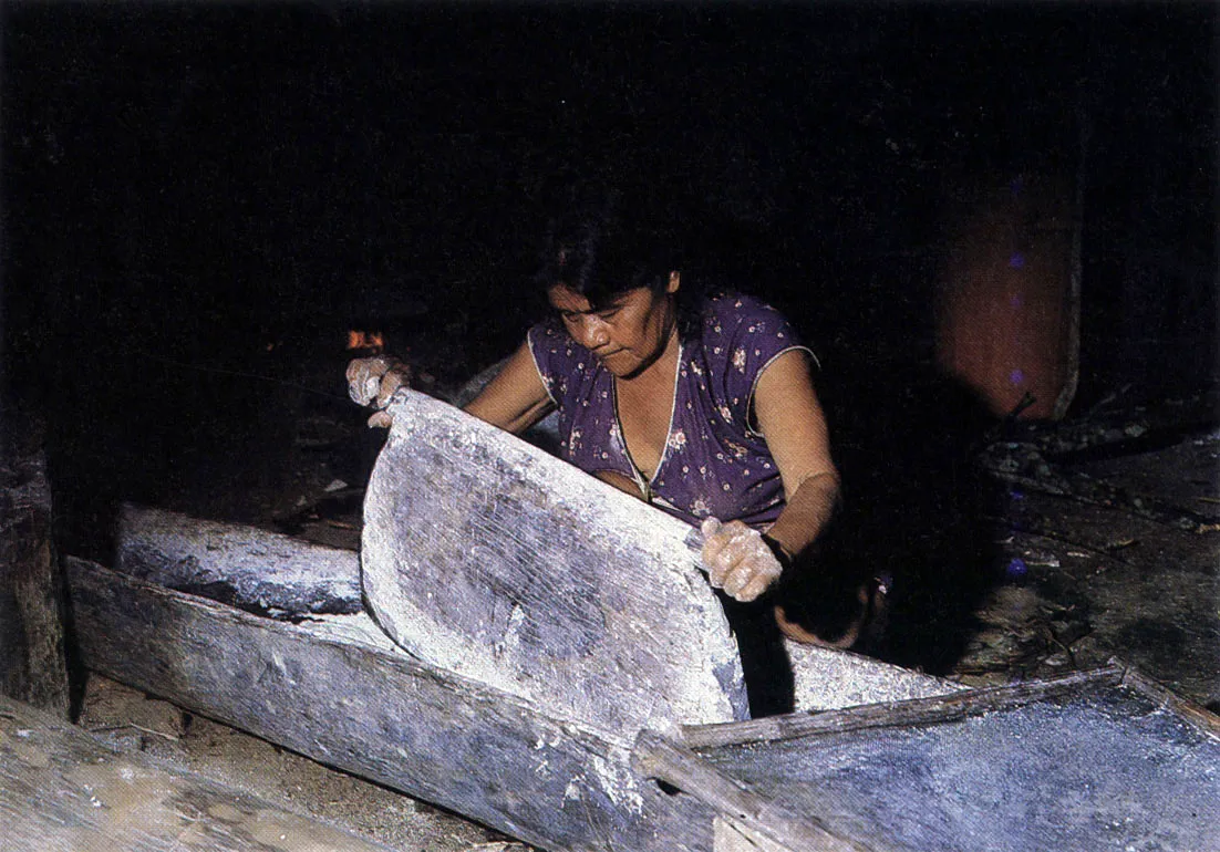 En el rea del piedmonte, y entre los Witoto, se usa el batn o "inachucador? para amasar la yuca, en un recidi . ente de madera. En el pasado 1,25 batanes eran de piedra. 