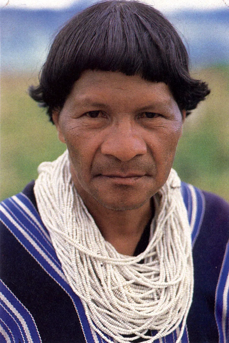Los hombres Kamsá Inga Siona y Kofán, han usado tradicionalmente la cushma. desde cuando fue introducida por los primeros misioneros franciscanos. Los Inga y los Sióna se adornan con numerosas vueltas de chaquiras.