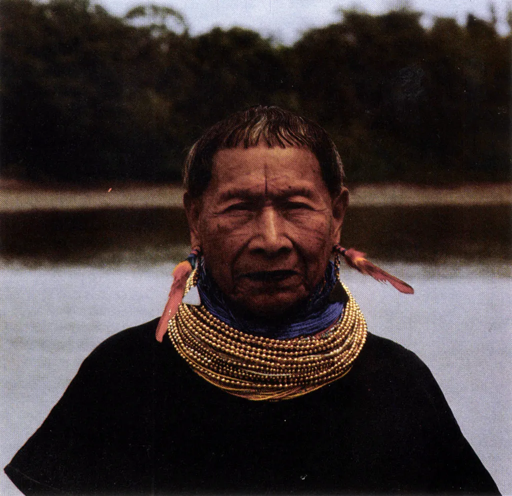 Anciano Siona con parafernalia ceremonial y pintura facial. Los curacas de esta etnia son mediadores espirituales y políticos que diagnostican la patología humana a través de la toma del yagé (Banisteriopsis y Rusbyana).