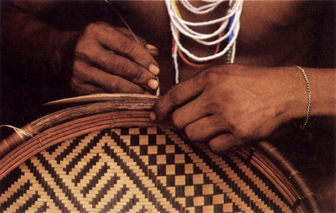 Hombre Makuna finalizando la confección de un balay En esta y otras etnias de la A mazonia, la forma de los cestos, sus diseños y tejidos, se relacionan con metáforas de identidad y con signos de saber chamanistico.