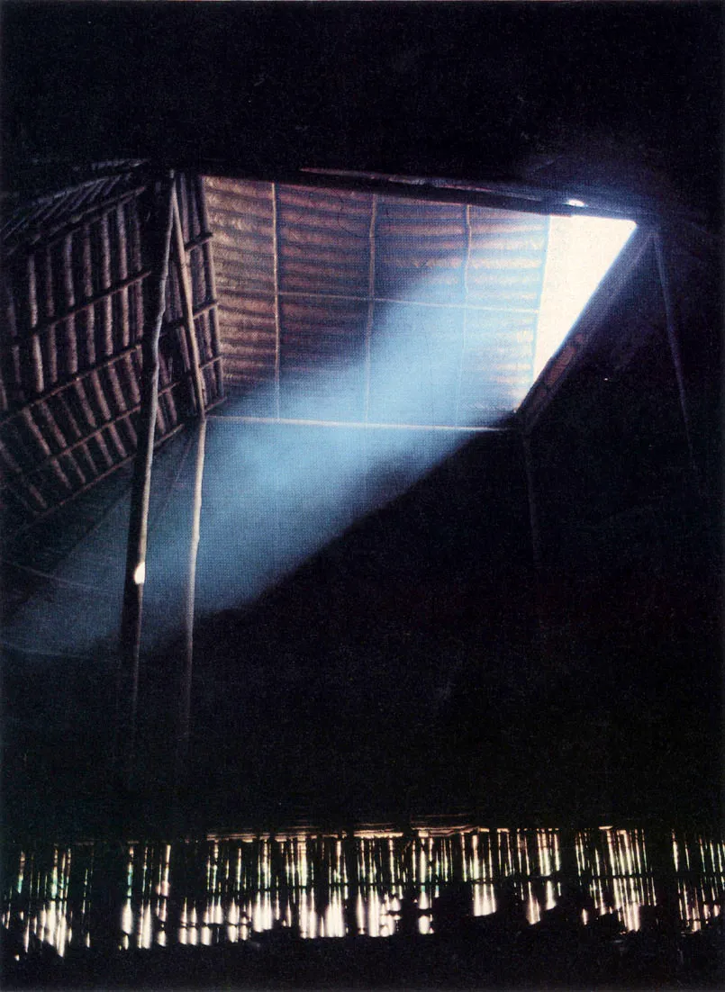 Interior de maloca Matapí? Yukuna. La
maloca tiene también la función de ob
servatorio solar y ella misma es un
mi . crocosmos, un modelo de y para el
mundo. Durante el año, los rayos sola
res recorren su interior, produciéndose
modificaciones en la proyección de los
haces entre los solsticios y los equinoc
cios Durante el ciclo diario los rayos
realizan un recorrido de occidente a
oriente.
