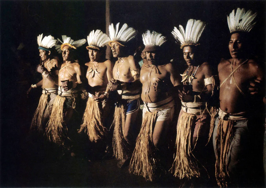 Baile Yukuna durante la inauguración de una maloca, en Puerto Córdoba, río Caquetá. E5ta comunidad se halla en proceso de reestructuración étnica, en una dinámica en la cual se dan el manejo de economías indias y no indias, y de la medicina aborigen y la occidental.