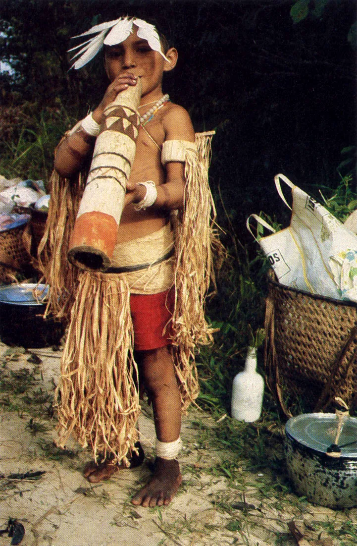 Los niños iniciados de las etnias Yukuna, Tanimuka y Matapí, participan en ceremonias y rituales, dentro de una temprana socialización en los roles que les corresponden.