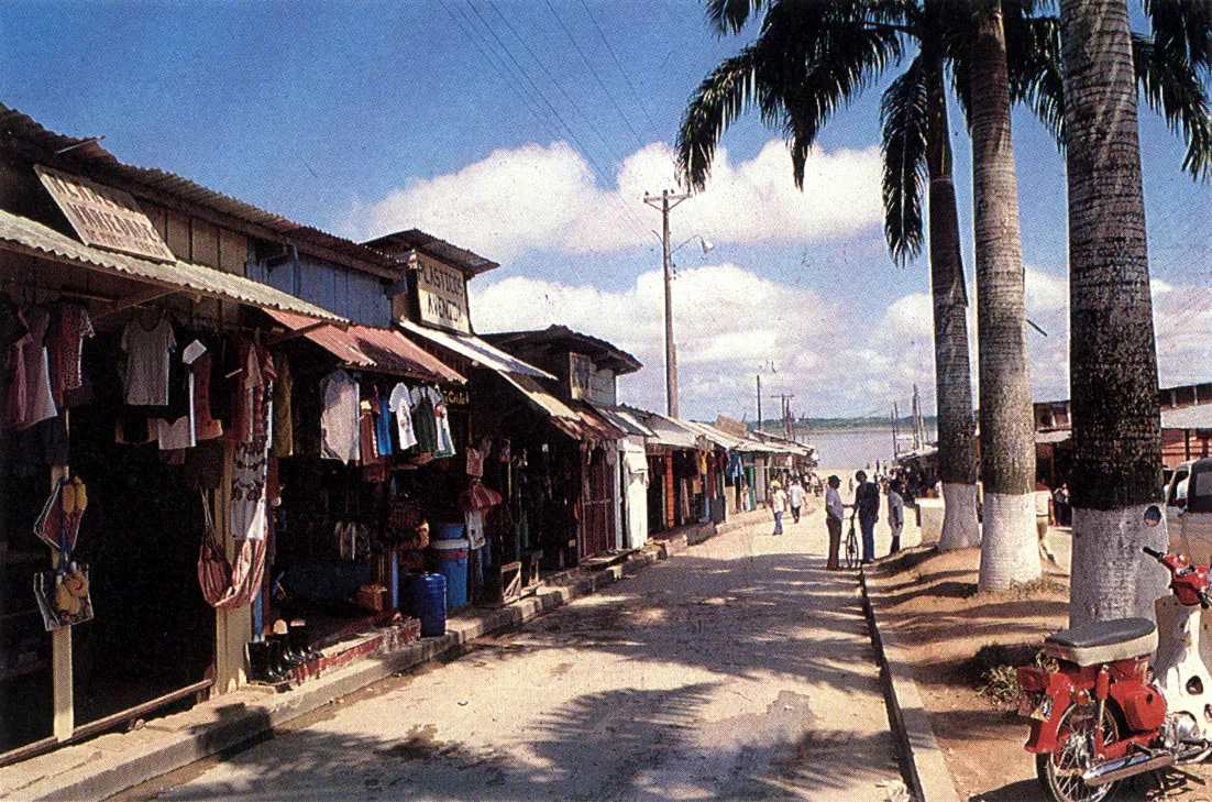 Una calle comercial de Leticia.
