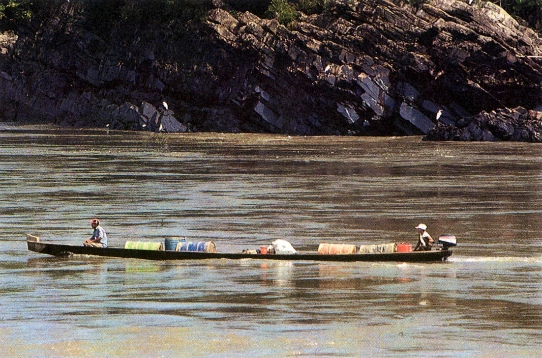Transporte en canoa motorizada por el río Caquetá. Los combustibles constituyen componentes onerosos en la vida de la región.