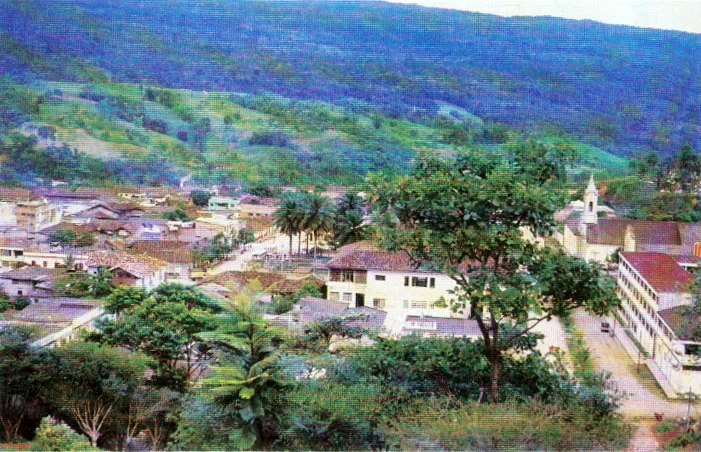 Vista parcial de Mocoa, capital de la Intendencia del Putumayo, en el piedemonte andino. Centro históricamente vinculado a diversas etapas del poblamiento y de la explotación económica de la Amazonia colombiana.