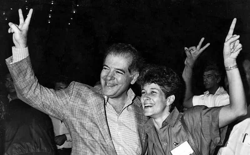 Eduardo Fernández acompañado de su esposa María Isabel luego de conocer los resultados de la votación que lo lleva por tercera vez a dirigir al partid