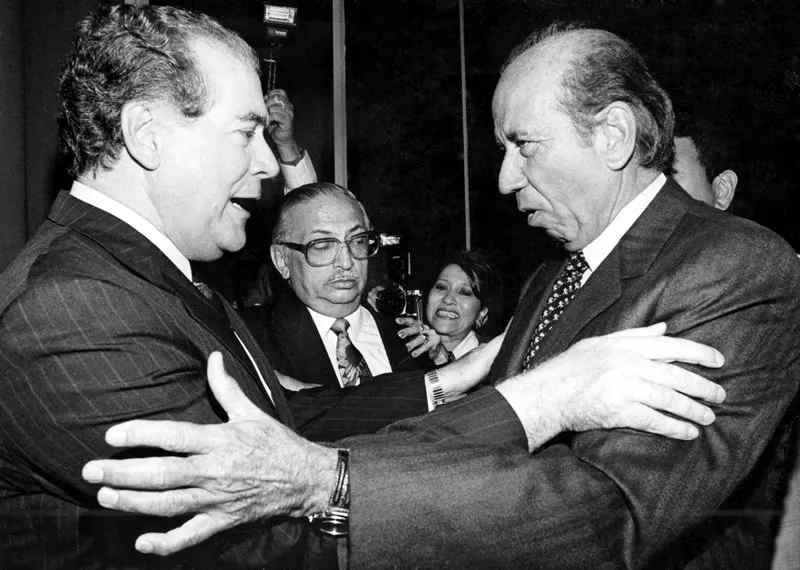 Eduardo Fernndez saluda a Carlos Andrs Prez con motivo del 51? aniversario del partido Accin Democrtica 13-1-92. En segundo plano, Hilarin Cardo 