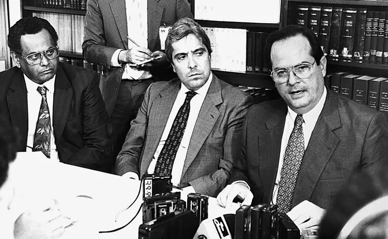 Oswaldo Álvarez Paz reacciona ante la candidatura presidencial de Rafael Caldera. Lo acompañan Leonardo Ferrer y Ramón José Medina (9-6-93)