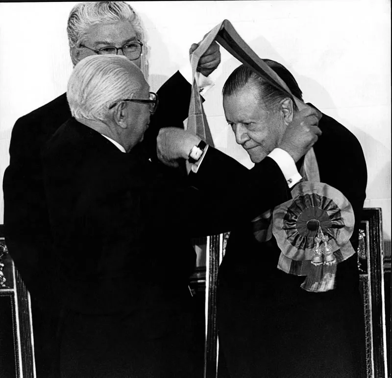 Toma de posesión de Rafael Caldera, 2-2-94. Le impone la banda presidencial el presidente saliente, Ramón J. Velásquez