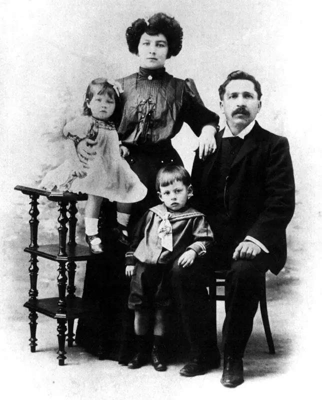 Padres y hermanos del artista, Pamplona 1908. Abdu Elijaiek