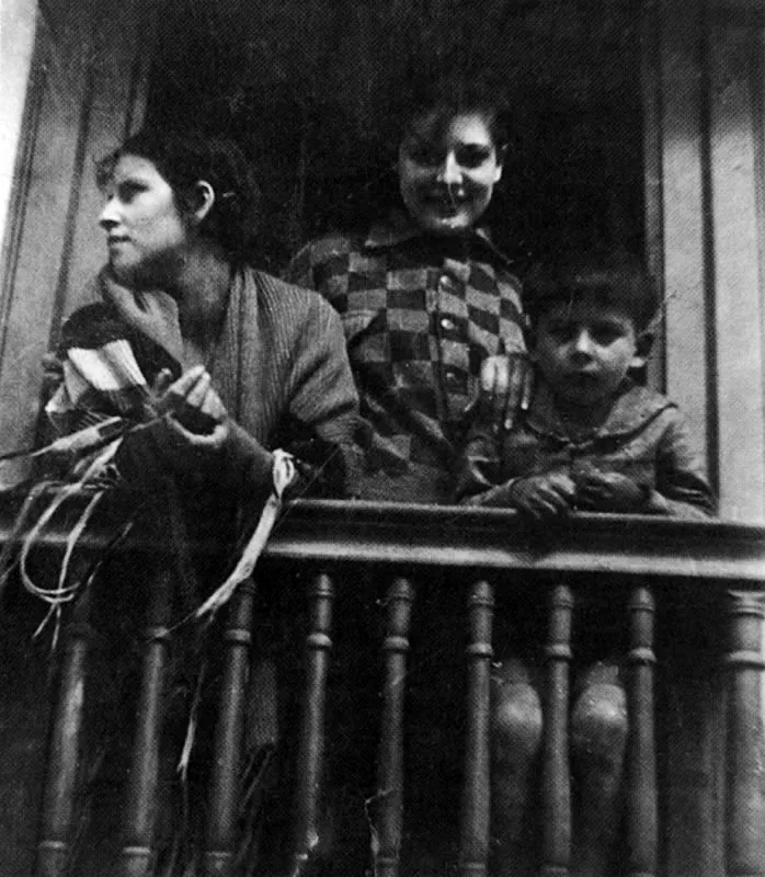 A los 5 años con sus hermanas en Pamplona. Abdu Elijaiek