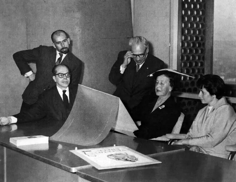 Con Eugenio Barney Cabrera, Luis Alberto Acua, Teresa Cuervo y Marta Traba, juzgando concurso de afiches Esso, Bogot, 1958. 