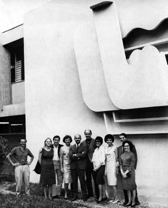 En la inauguración del mural en Gaseosas Lux, Cali, 1961.