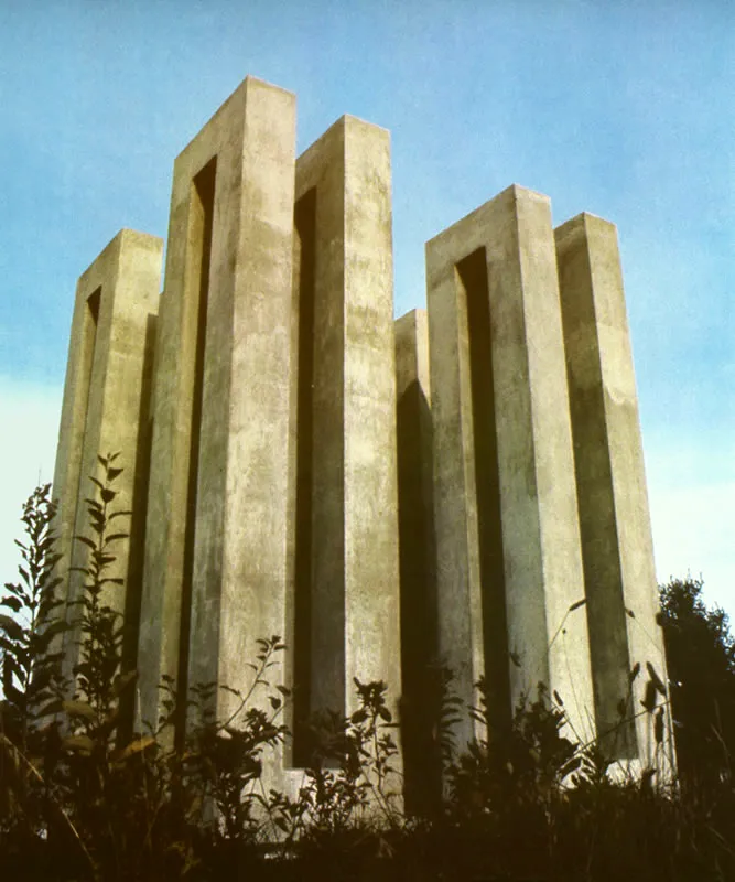 Cuatro Torres.
Concreto, 1971 - Altura 4 mts.
Simposio de esculturas en Vermont, USA Ray Hyslop