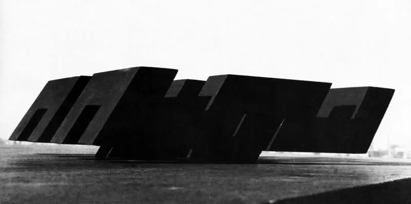 Construccin horizontal inclinada.
Madera, 1972. Joel Witkins