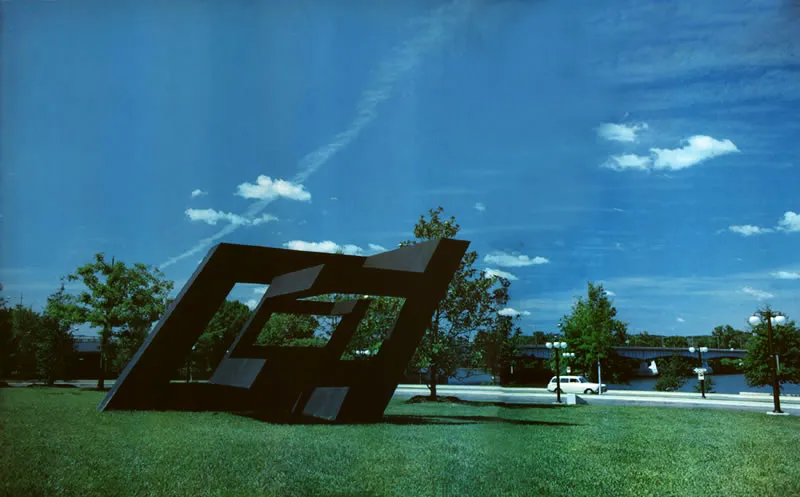 De Colombia a J. F. Kennedy.
Metal, 1973 Construida por Lippincott, New Heaven.
Jardines del Kennedy Center. 
Washington D.C.
 Joel Witkins