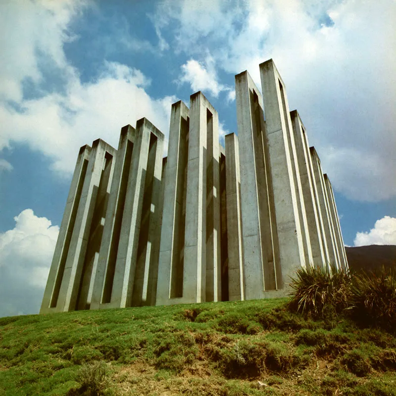 16 Torres.
Concreto, 1972 - Altura 7 metros
Parque Nacional  Bogot Vctor Robledo