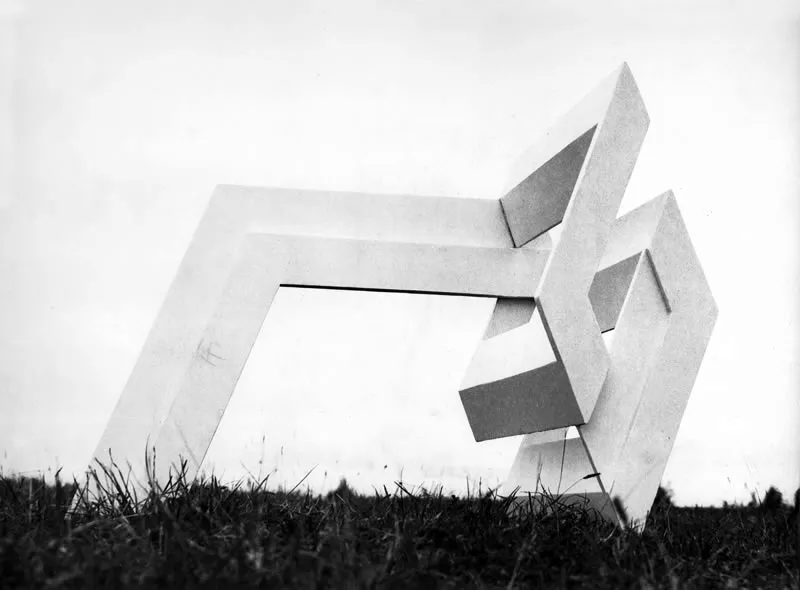 Construccin blanca.
Metal pintado, 1976.
Coleccin Samuel Montealegre - Roma Ricardo Gamboa