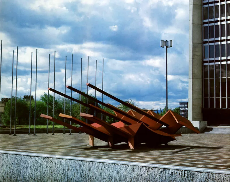 Nave espacial.
Metal pintado, 1979 - 6 X 8 X 10 mts.
Centro de Convenciones de Bogot Vctor Robledo