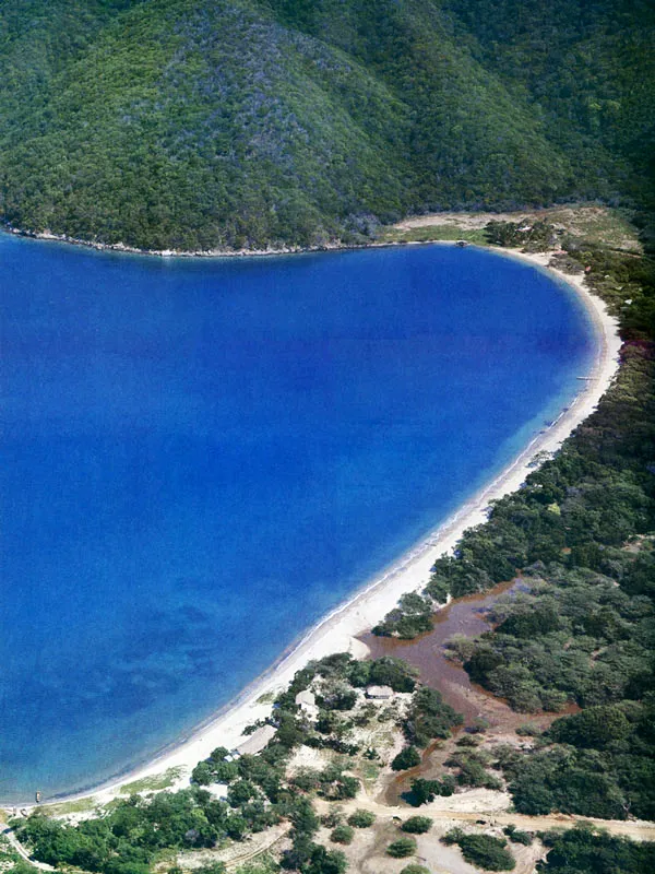 Baha concha en el parque Tayrona, la Quinta de San Pedro Alejandrino donde muri el Libertador Simn Bolvary el sector turstico de El Rodadero, caracterizan el rea de la ciudad de Santa Marta. 