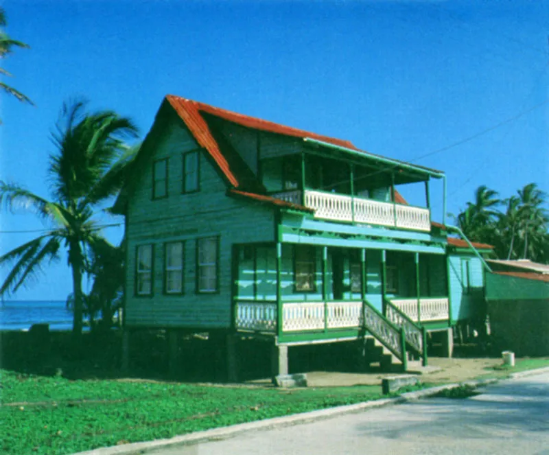 Vivienda tpica, el cocotero y el mar de San Andrs.
 