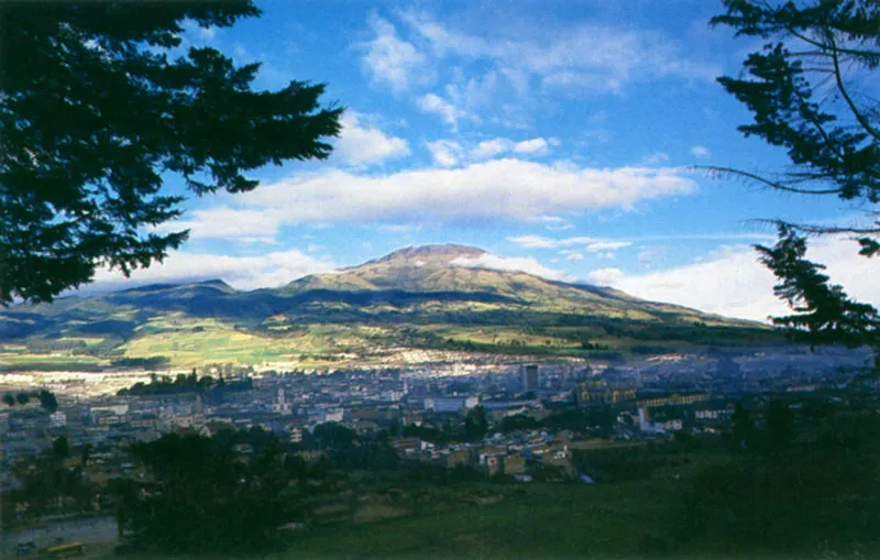 Pasto, Villavicencio y Barranquilla, cada uno frente al volcán Galeras, a los Llanos Orientales y al río Magdalena, respectivamente.