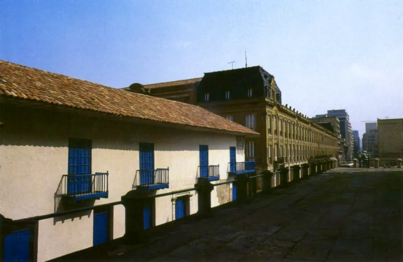 Costado occidental de la Plaza de Bolívar.