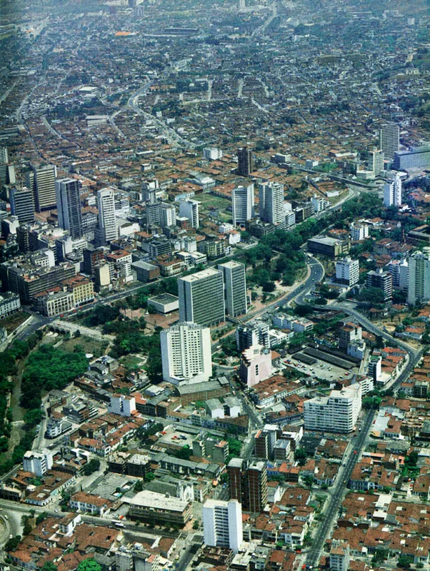 Panorámica de Cali, la iglesia de La Merced y el Museo de La Tertulia de la ciudad.