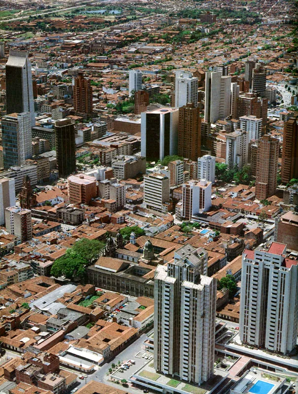 El Centro de Medellín y el silletero, símbolo de la ciudad.