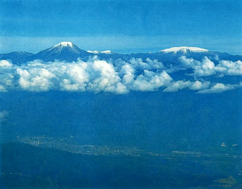 El Huila y el Tolima con su ro Magdalena, sus arrozales, sus ceibas y las palmas de cera en la cordillera. 