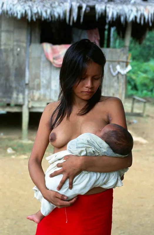 Nia indgena madre, del Amazonas. 