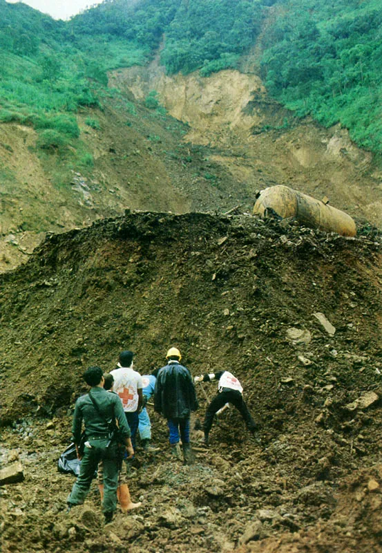 Rescate de victimas en el derrumbe de la represa del ro Guavio. 