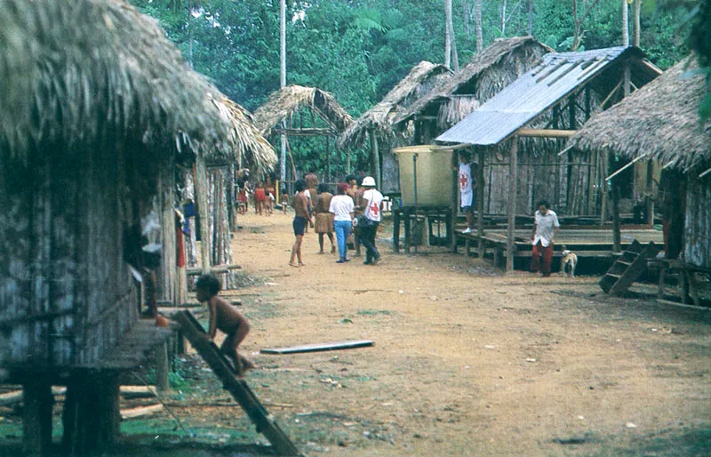 Campaa de vacunacin y atencin mdica en la Amazonas colombiana. 