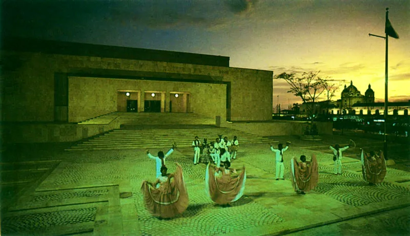 Las viejas murallas, el sector turstico de Bocagrande, el Centro de Convenciones y el boxeo, expresan la Cartagena de hoy.  