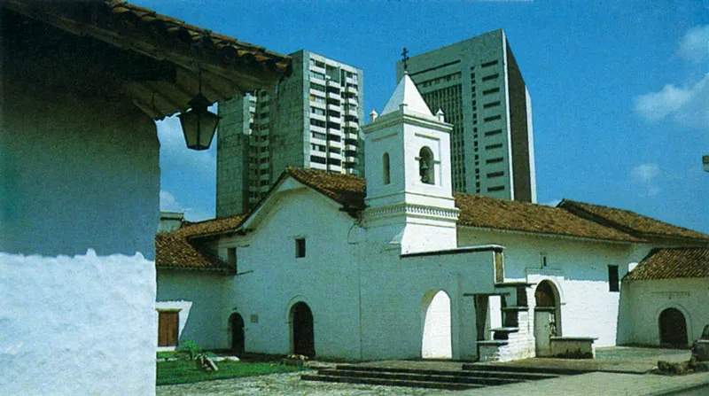 Panorámica de Cali, la iglesia de La Merced y el Museo de La Tertulia de la ciudad.