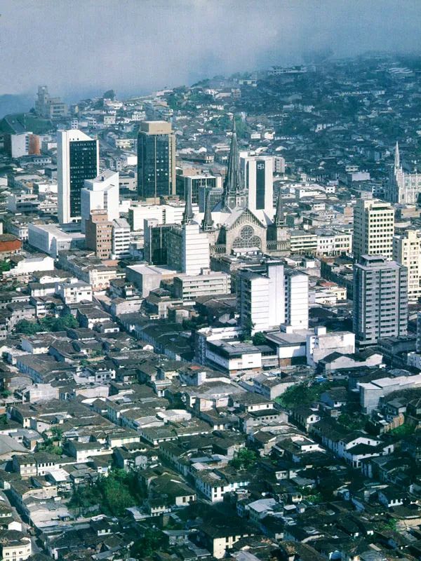 Manizales, su nevado del Ruiz, su arquitectura de madera y guadua y su feria taurina.
