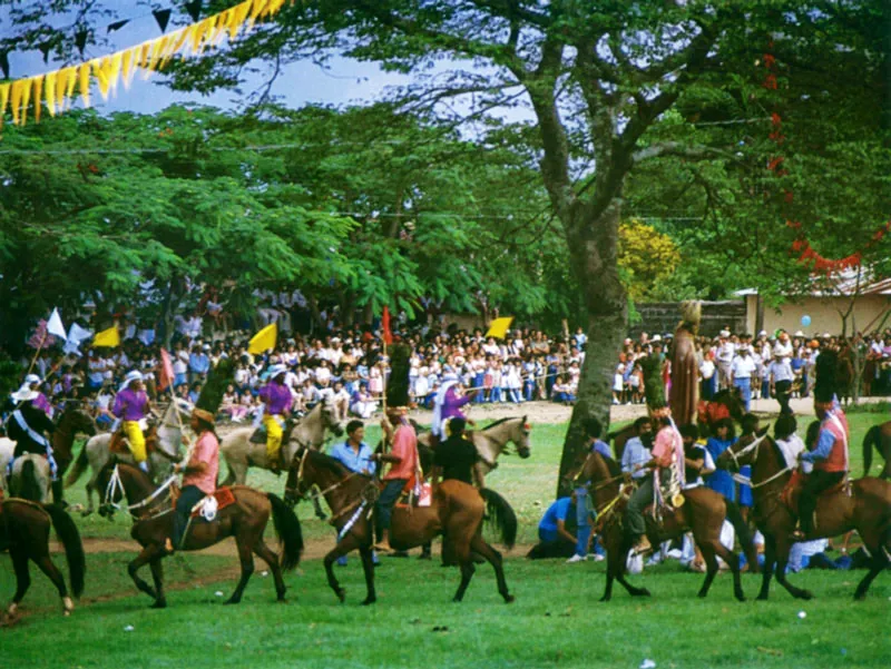 Msicos, mscaras, coleo y cabalgata tpica en las fiestas de San Martn, Meta. 